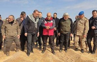 Bakan Kirişci, çadırda kalan çocuklara oyuncak...