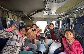 Bakan Kurum, depremzede çocukların helikoptere binme...