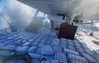 Balıkçılar, fırtınaya rağmen yardımları deprem...