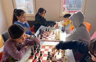 Balıkesir’de depremzede gençlere satranç eğitimi