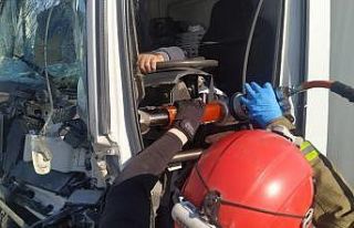 Bandırma’da kamyonet tıra arkadan çarptı