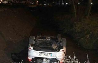 Başka araca çarpmamak için manevra yapan otomobil...