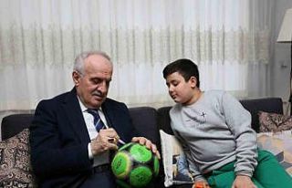 Başkan Aygün, depremzede çocuklara oyuncak hediye...