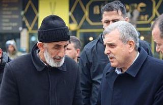 Başkan Beyazgül depremzedelerin yanında