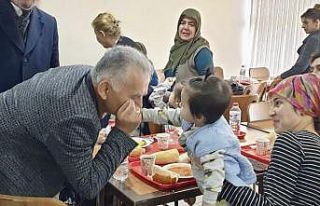 Başkan Büyükkılıç, depremzedeleri ziyaret edip,...