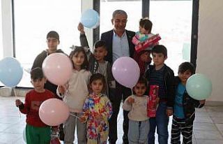 Başkan Kaplan depremzede çocuklara moral oldu