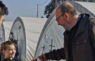 Başkan Mustafa Önsay, depremzede çocuklara oyuncak...