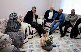 Başkan Öztürk depremzede aileleri ziyaret etti