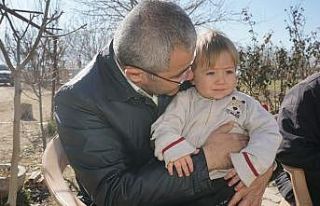 Başkan Vural, Çivril’e gelen depremzede ailelerle...