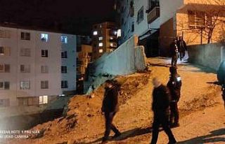 Başkent’te istinat duvarı çöktü, 2 apartman...