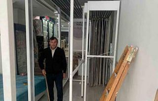 Başkent’te yıkım yapan iş makinesi, bir iş...