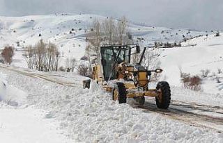 Bayburt’ta kar ve tipiden kapanan köy yolları...