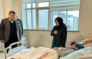 Belediye Başkanı Şenlikoğlu, depremzedeleri hastanede...