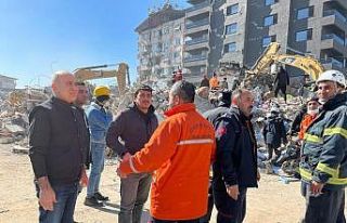 Belediye personeli, bölgede can siper çalışmalarını...