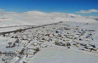 Beyaza bürünen mahalle dron ile görüntülendi