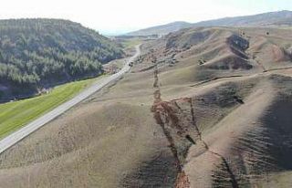 Binaları yıkan deprem doğaya da zara verdi, bölge...