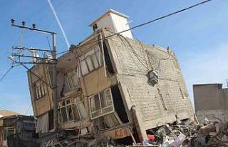 Binanın yaslandığı elektrik direği can kaybını...