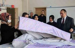 Bingöl’de depremzedeler için uyku tulumu dikiliyor