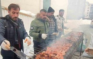 Bingöl’de mangallar depremzedeler için yandı