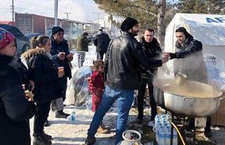 Bitlis polisinden depremzedelere şefkat eli