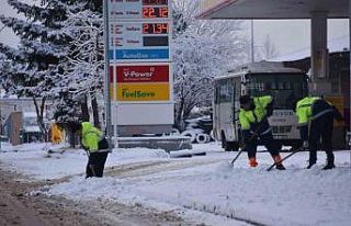 Bozüyük beyaza büründü, belediye ekiplerinin...