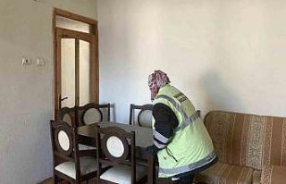 Buharkent Belediyesi ekipleri ilçedeki evleri depremzedeler...