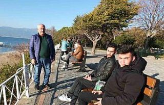 Burhaniye’de güneşli havayı görenler sahillere...