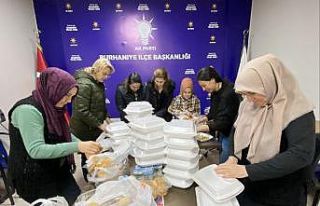 Burhaniye’de kadınlar depremzedeler için gıda...