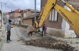 Burhaniye’nin kırsal mahallelerinde yol çalışmaları...