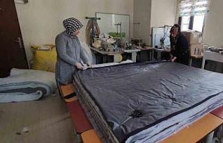 Bursa’da kadınlar uyku tulumu ve yağmurluk üretip...