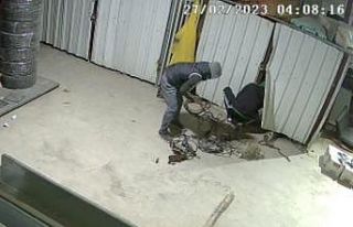 Bursa’da makine hırsızları kameraya yakalandı