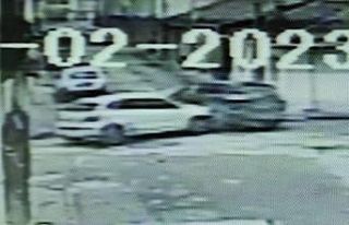 Bursa’da otomobillerin kazası kamerada; 3 yaralı