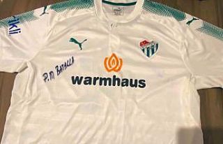 Bursaspor taraftarı depremzedeler için efsane formalarını...