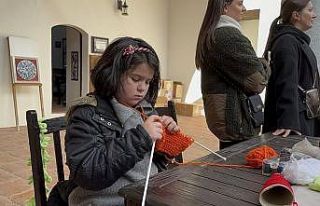 Bütün ilçe toplandı çorap örüyor