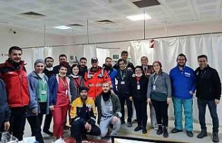 BUÜ’nün gönüllü sağlık ekibi, deprem bölgesinde...