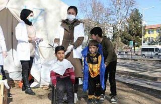 Çadır kentlerde 12 kişilik kuaför ekibi depremzedeler...