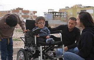 Cam kemik hastası Mustafa’nın akülü araba hayali...