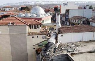 Cami minaresi apartmanı ikiye böldü