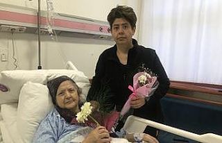 Çiçekler bu kez sevgililere değil, depremzedelere