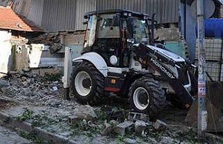 Çine’de tehlike oluşturan binalar yıkılıyor