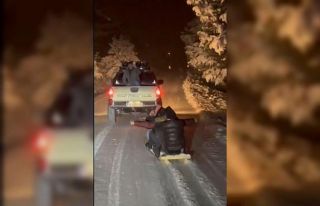Cipin arkasına bağladıkları kızakla kayak keyfi...