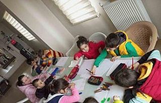 Çizdikleri resimleri apartmanda satan çocuklar,...