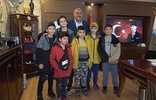 Çocuklar kumbaralarındaki harçlıklarını depremzedeler...