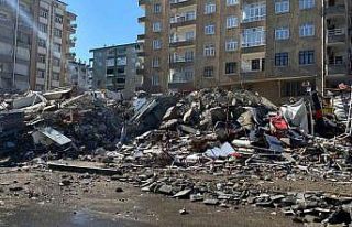 Çökme tehlikesi olan apartman yıkıldı