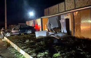 D-650’de kontrolden çıkan otomobil, konteynere...