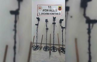 Dedektör ile antik kentte kaçak kazı çalışmasına...