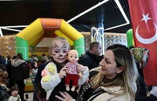 Denizli’de binlerce çocuk doyasıya eğleniyor