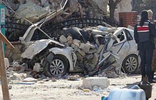 Deprem, araçları da hurdaya çevirdi