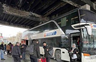 Deprem bölgelerinden afetzedeler otobüsle İstanbul’a...
