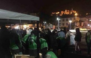 Deprem bölgelerine gece de yardımlar devam etti